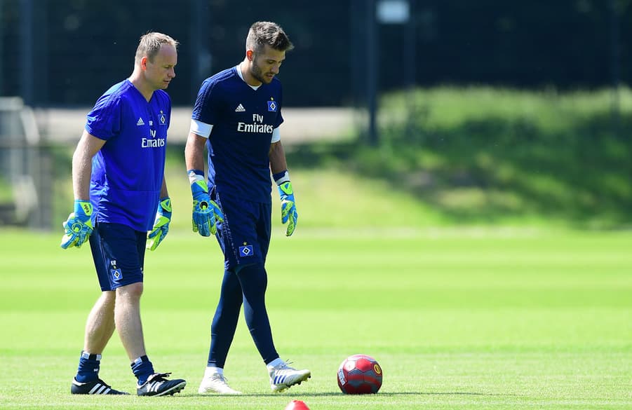Torwarttrainer Kai Rabe und Heuer Fernandes gehen gemeinsam über den Trainingsplatz.