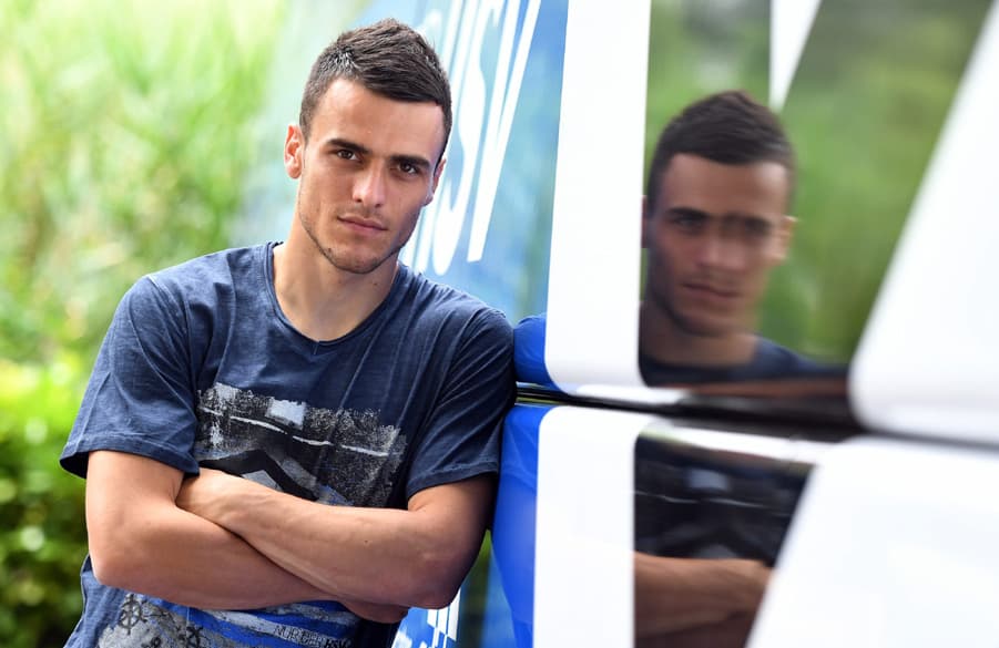 Filip Kostic lehnt mit verschränkten Armen am Mannschaftsbus.