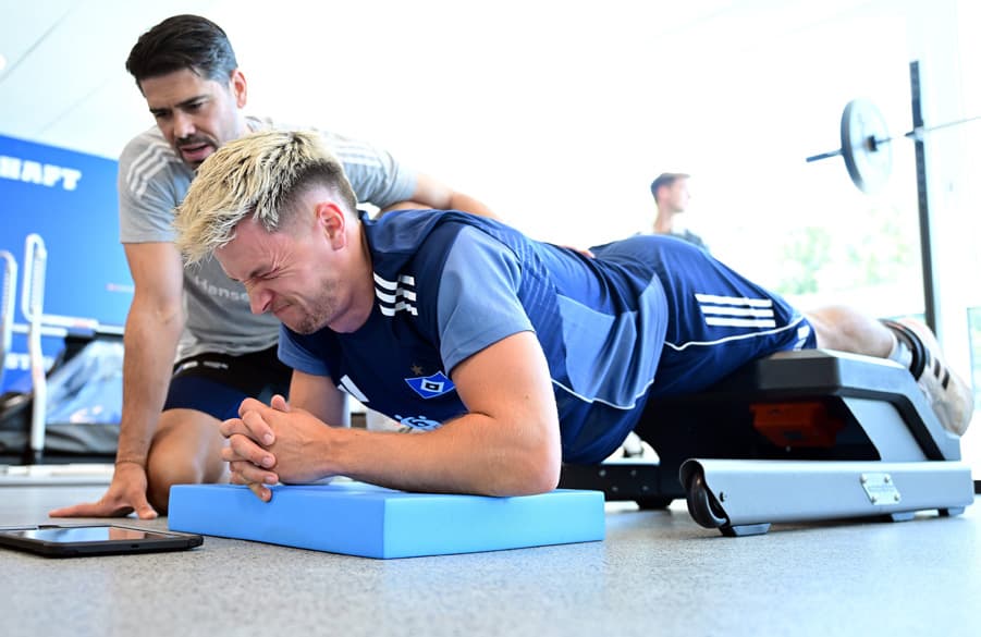 Weiß sich zu quälen: Comebacker Noah Katterbach mit Reha-Trainer Sebastian Capel.