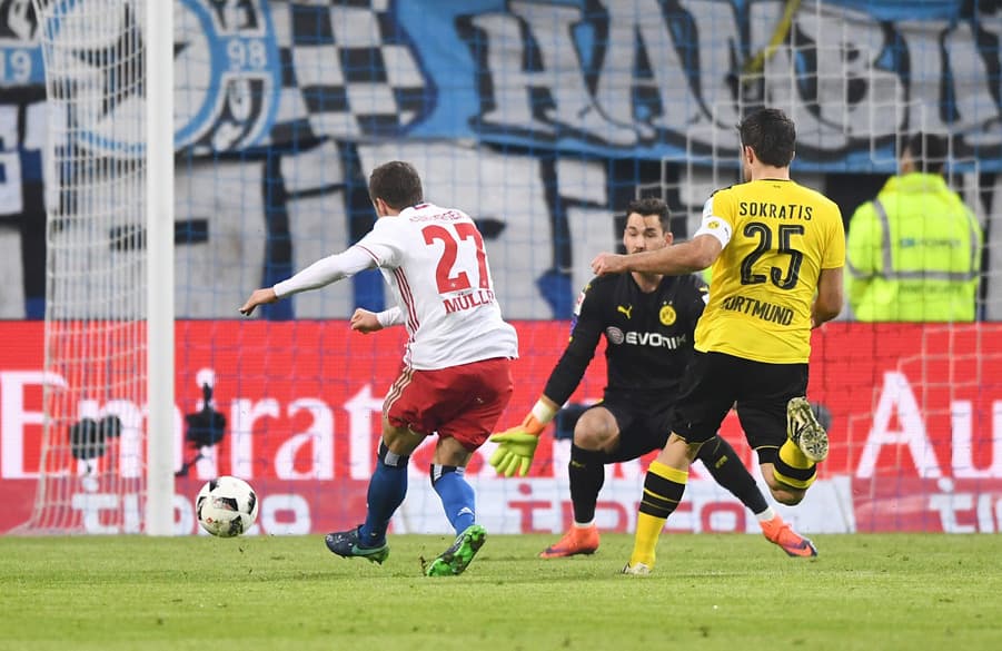 Nicolai Müller ended HSV’s goal drought by scoring both goals in the second half.
