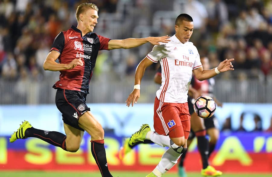 Bobby Wood im Zweikampf mit zwei Spielern von Cagliari