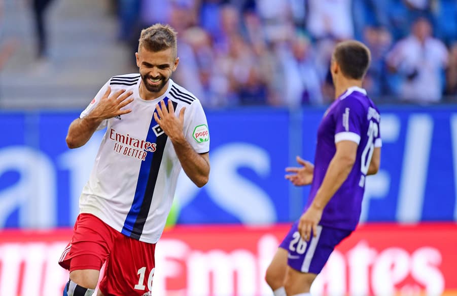Lukas Hinterseer bejubelt seinen Treffer beim 4:0-Heimsieg gegen Aue.