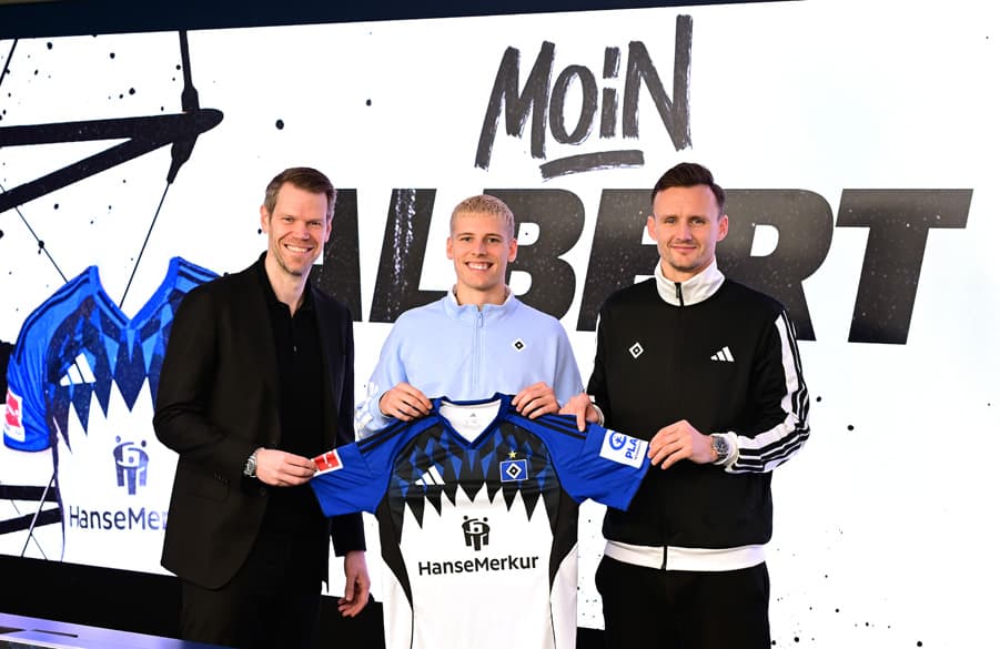Board member Eric Huwer and sporting director Claus Costa welcome Albert Grönbaek to the club.