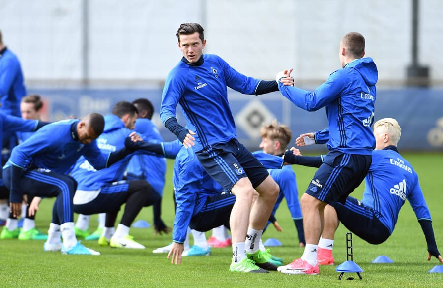 Michael Greogritsch und Luca Waldschmidt bei einer Kraftübung im Training.