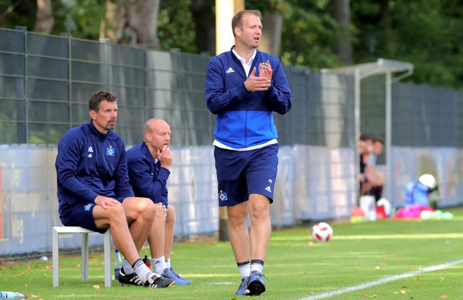Beim HSV kann sich Pit Reimers (r.) auf sein U17-Trainerteam (links Athletiktrainer Jan Hasenkamp, daneben Co-Trainer Tim Reddersen) verlassen.