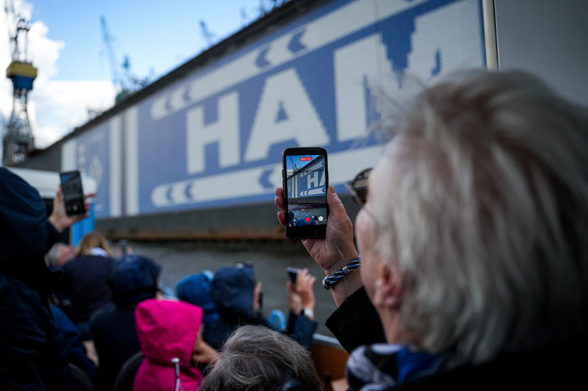 HSV-Mitglied macht Foto vom 150.000-Mitgliederbanner am Hamburger Hafen