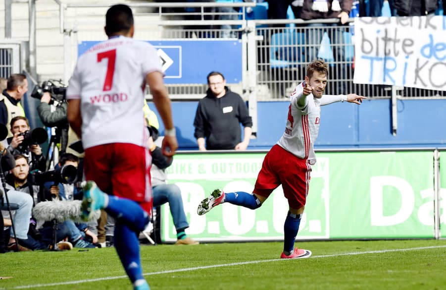Aaron Hunt jubelt mit Bobby Wood.