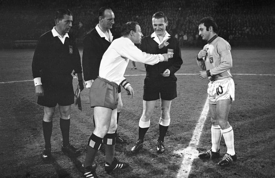 Wer hat hier das Sagen? Die Kapitäne Uwe Seeler und Fleury Di Nallo im Jahr 1968 beim bis dato letzten Aufeinandertreffen zwischen dem HSV und Olympique Lyon.  