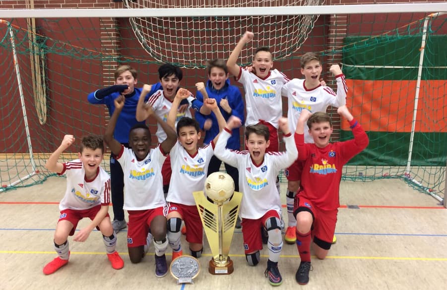 Die U13 bejubelt den Turniersieg in Bad Pyrmont bei Hameln.