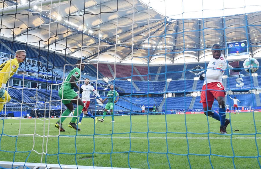 Die Szene, die das Spiel hätte entscheiden können: David Kinsombi trifft zum vermeintlichen 1:0, das aber anschließend vom Video-Schiedsrichter zurückgepfiffen wird.