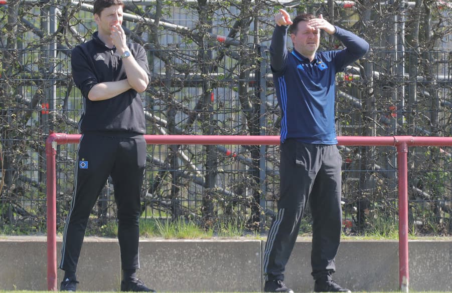 U17-Coach Christian Titz (r.) und sein Co-Trainer Bastian Reinhardt gestikulieren an der Seitenlinie.