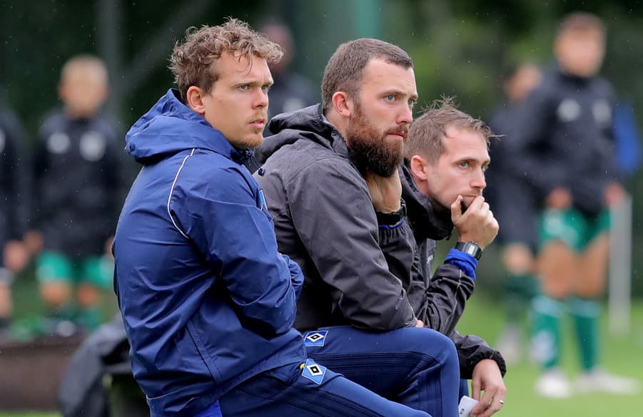 Tino Dehmelt (vorne) betreut die Teams des Grundlagen- und Aufbaubereichs im NLZ in Norderstedt.