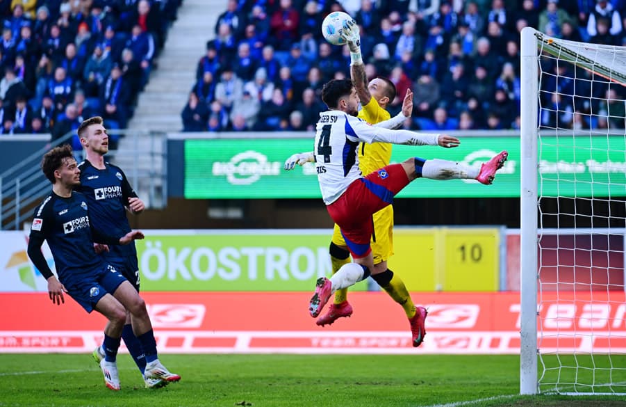 SCP-Keeper Manuel Riemann, hier im Duell mit HSV-Kapitän Ludovit Reis, war bis zum Schluss nicht zu überwinden.