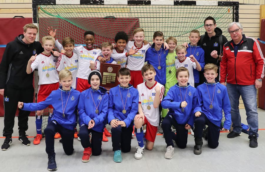 Die glücklichen Gewinner: Trainer Lennart Gudella (l.) mit seiner U12.