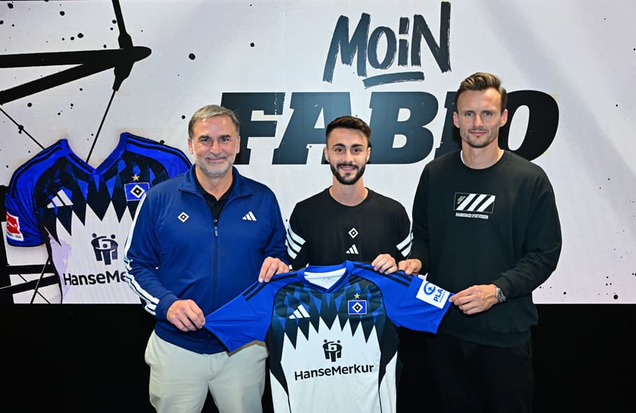 Welcoming Fabio Vieira to the Volksparkstadion: Board member for sport Stefan Kuntz and director for sport Claus Costa.
