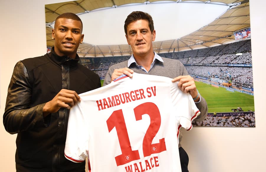 Walace und Jens Todt bei der Vertragsunterzeichnung.