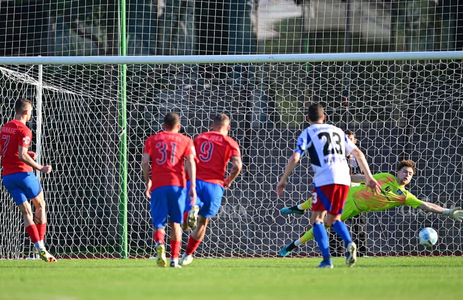 Undankbar: HSV-Keeper Hannes Hermann kam zur zweiten Hälfte ins Spiel und sah sich gleich zwei Strafstoß-Duellen ausgesetzt.