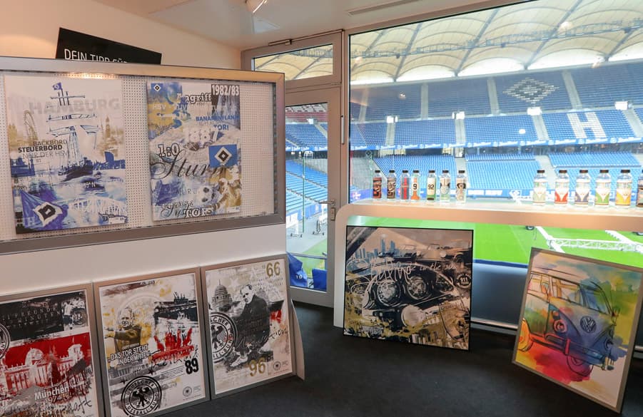 Ausstellungsstücke der Merchandise-Messe in einer HSV-Loge.