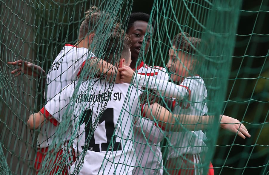 Vier U15-Spielern freuen sich gemeinsam über ein Tor. 