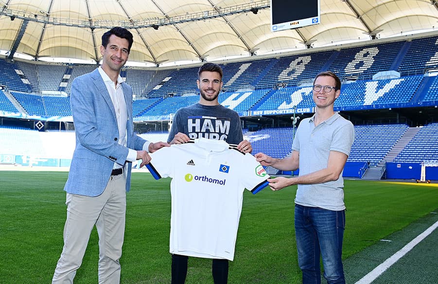 Freuen sich über den Start eines gemeinsamen Kapitels: Vorstand Jonas Boldt, Innenverteidiger Mario Vuskovic und Sportdirektor Michael Mutzel.