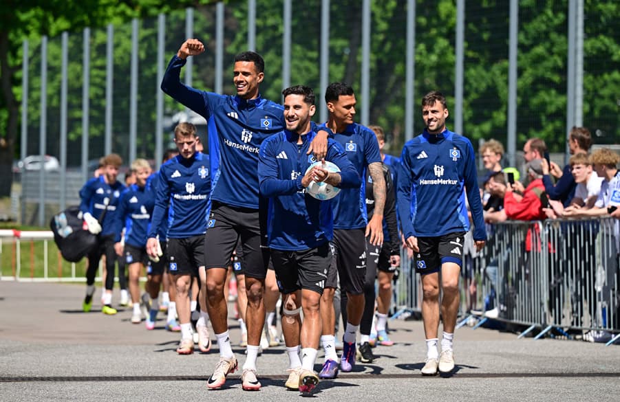 Moin, Aufsteiger! Die Rothosen wurden am Trainingsplatz herzlich empfangen.