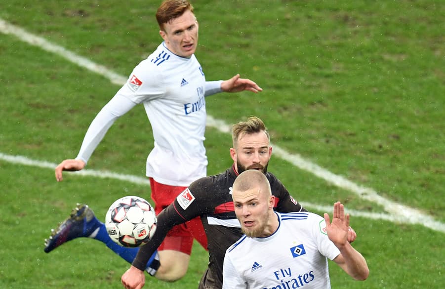 Rick van Drongelen und David Bates nehmen einen Gegenspieler in die Zange.