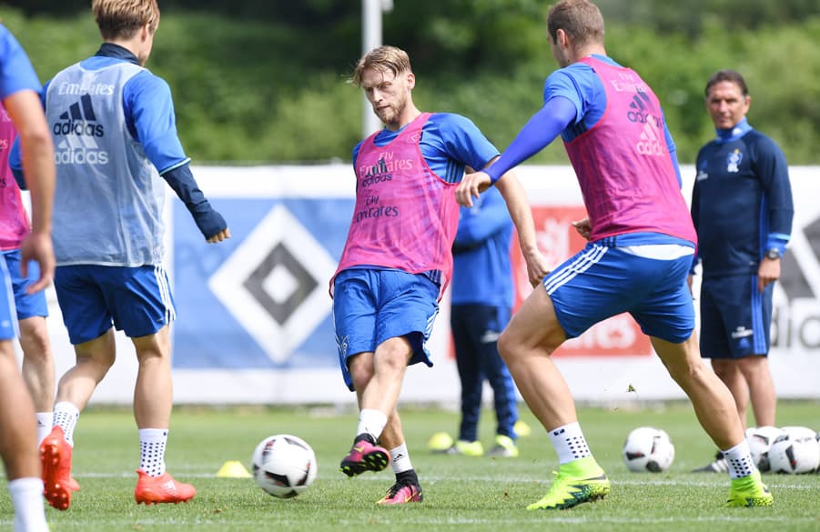 Aaron Hunt spielt einen Pass im Training.
