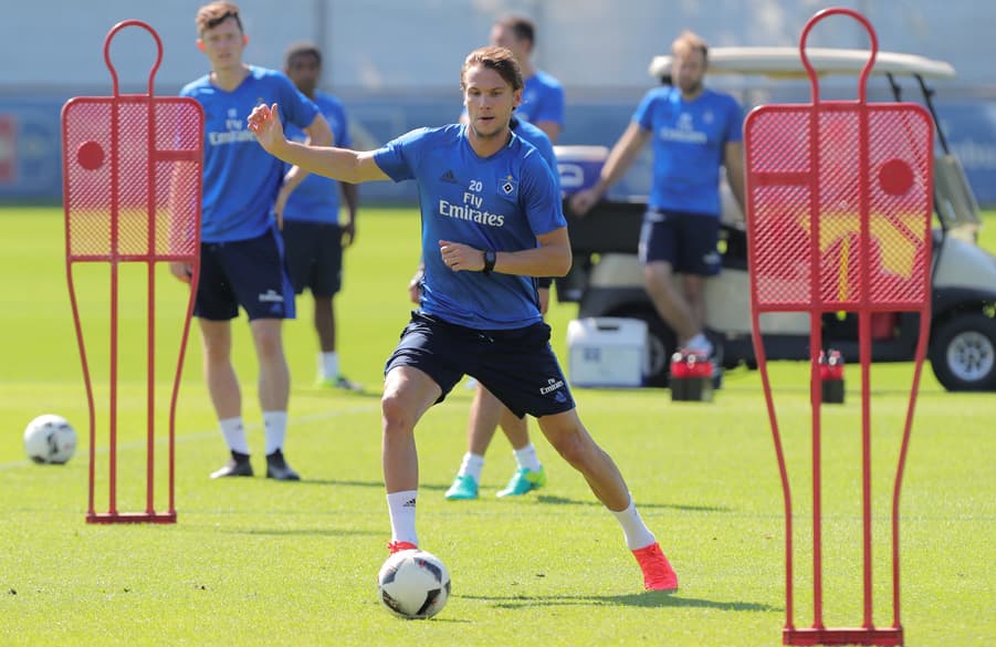 Albin Ekdal beim Training am Ball.