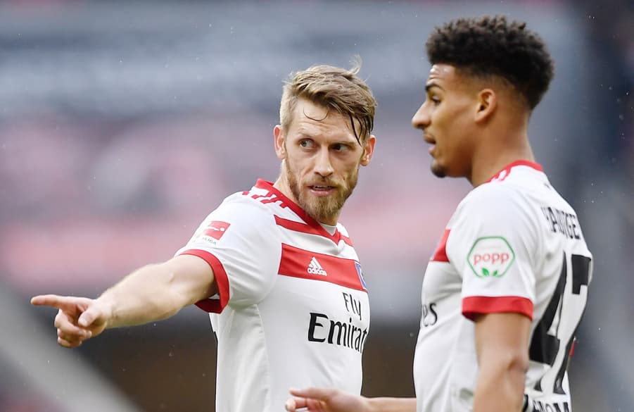 Im Dialog: Der damalige Routinier Aaron Hunt mit Bundesliga-Debütant Josha Vagnoman.  