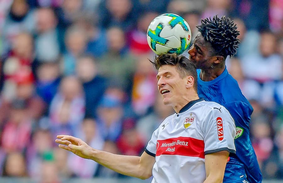 Mario Gomez und Gideon Jung im Kopfballduell im letzten Pflichtspiel zwischen beiden Teams.  