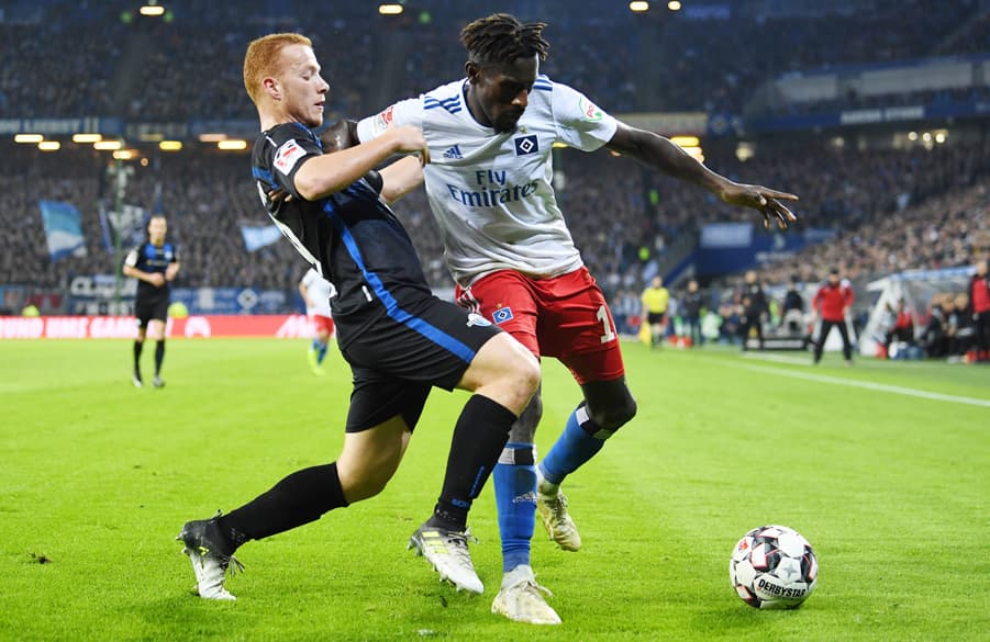 Bakery Jatta schirmt den Ball ab.