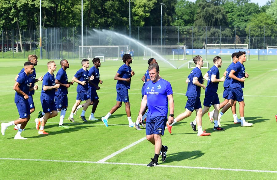Die Mannschaft dreht im Training eine Laufrunde. Hecking steht im Vordergrund.