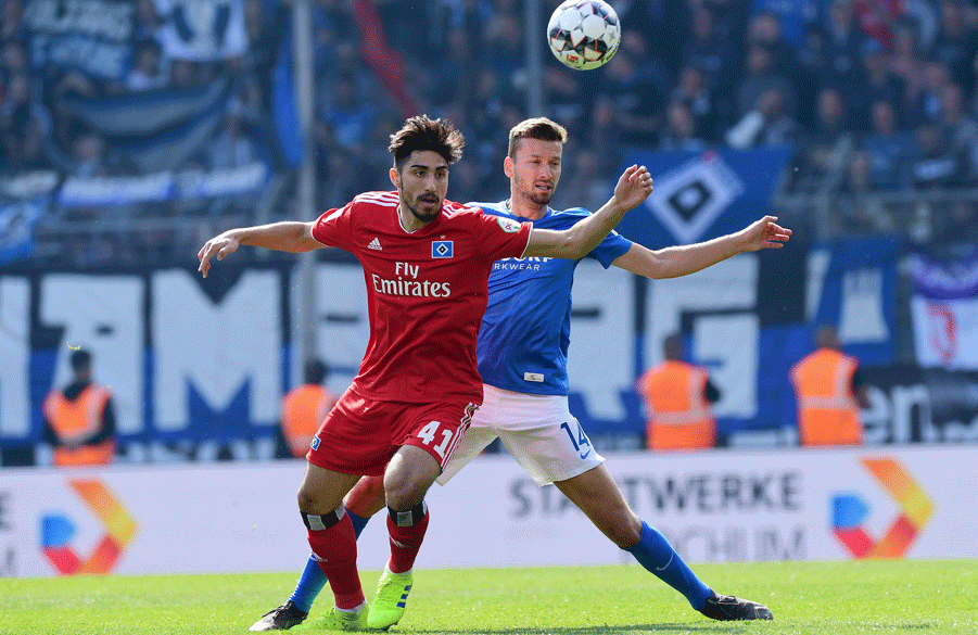Berkay Özcan hatte in der Anfangsphase das 1:0 auf dem Kopf, konnte die hochkarätige Gelegenheit jedoch nicht nutzen, VfL-Keeper Manuel Riemann verhinderte die HSV-Führung.