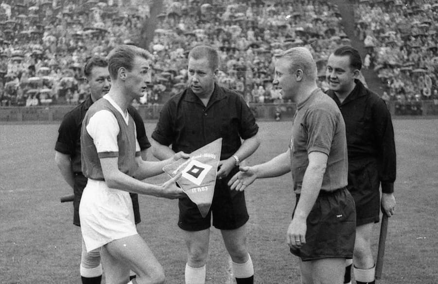 Generalprobe vor dem Bundesliga-Start: Arsenal-Kapitän George Eastham und HSV-Spielführer Dieter Seeler.