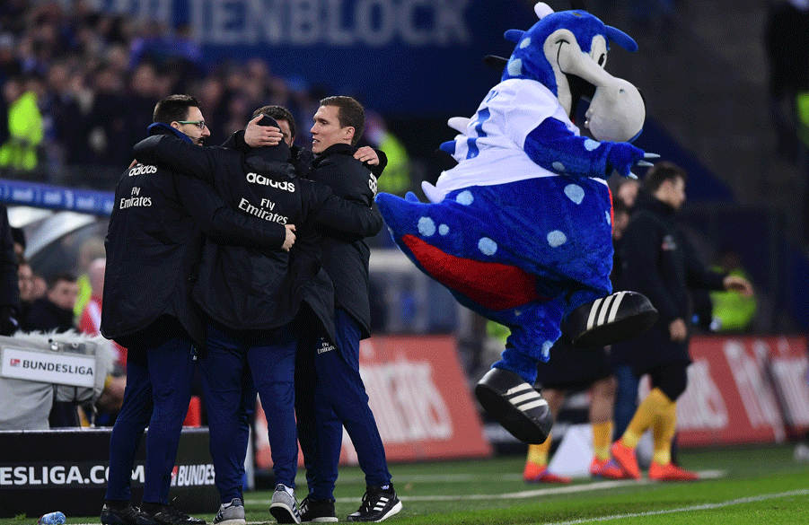 Das Trainer-Team des HSV sammelte in seinen bisherigen 13 Spielen zehn Siege ein. Da hält es vor Freude nicht einmal Dino Hermannauf den Sitzen.