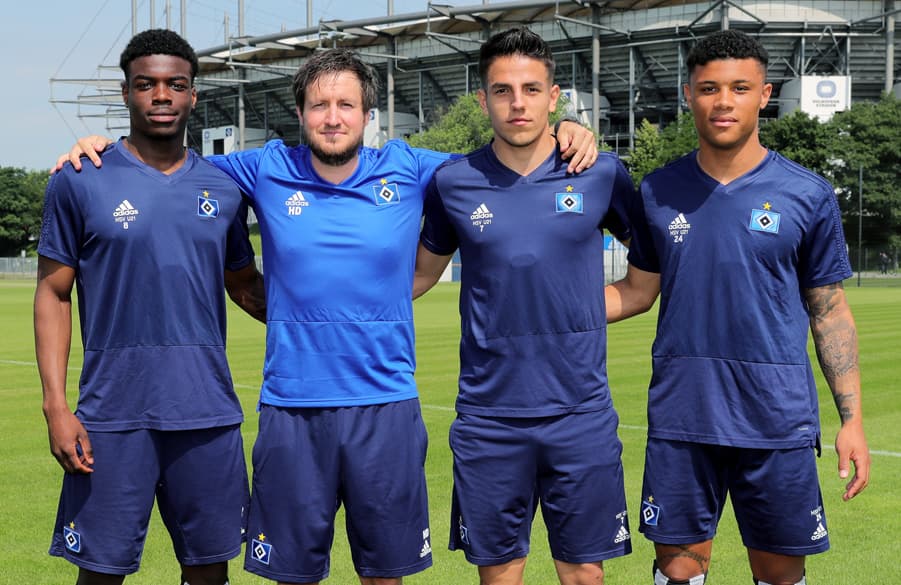 Hannes Drews (2.v.l.) begrüßt die Neuzugänge Herdi Bukusu, Gentrit Limani und Patrice Kabuya (v.l.) am Campus.