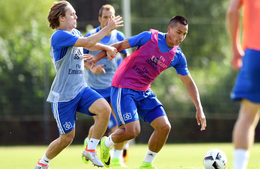 Alen Halilovic und Bobby Wood kämpfen um den Ball.