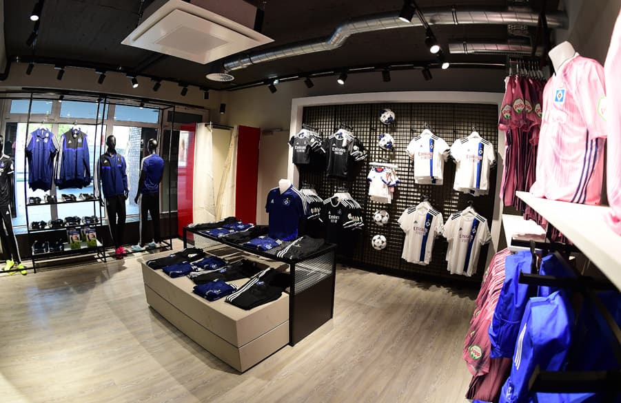 Eines der Highlights im neuen Shop: In der adidas-Ecke finden die HSV-Fans die Trikots und die Trainingskollektion der aktuellen Saison.