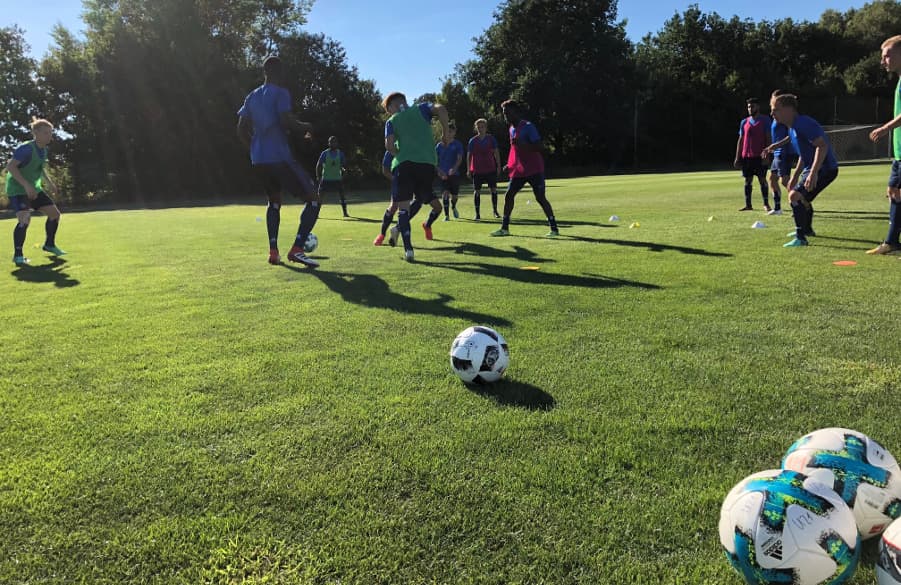 Bei bestem Wetter bat U21-Trainer Steffen Weiß seine Jungs zur ersten Einheit.