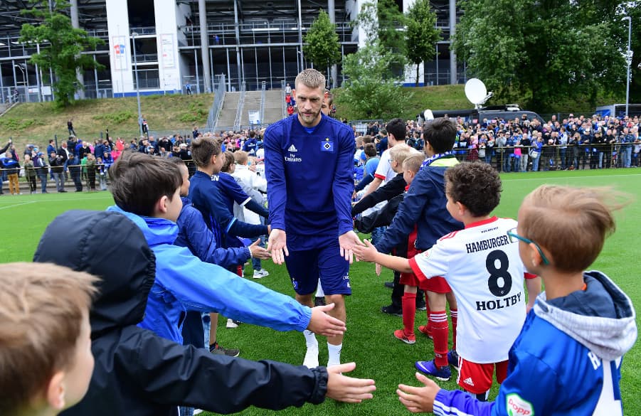 Aaron Hunt betritt den Trainingplatz am Volksparkstadion durch ein Spalier von Kindern des HSV-Kids-Clubs.