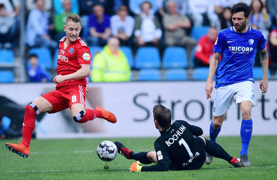 Lewis Holtby hatte kurz vor dem Ende für den HSV noch die Chance zum 1:0, doch VfL-Keeper Manuel Riemann vereitelte auch diese Chance.