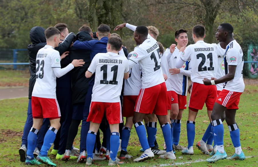 Die U17 bejubelt den Derbysieg