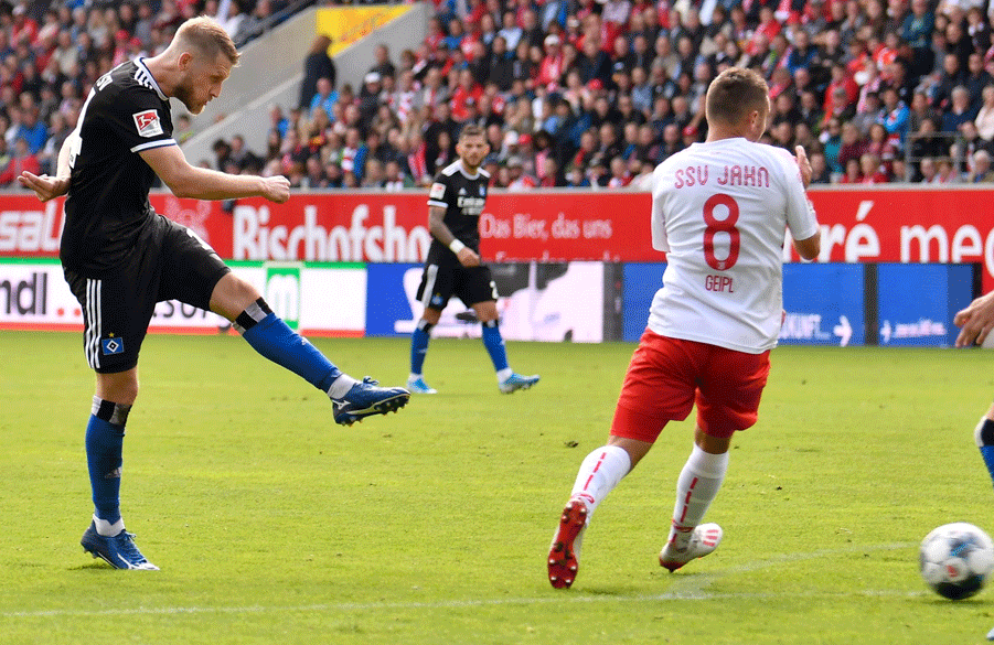 Aaron Hunt erzielt in dieser Szene das 2:1 für den HSV - das aber am Ende nicht zum Auswärtssieg Nummer drei in dieser Saison reichte.