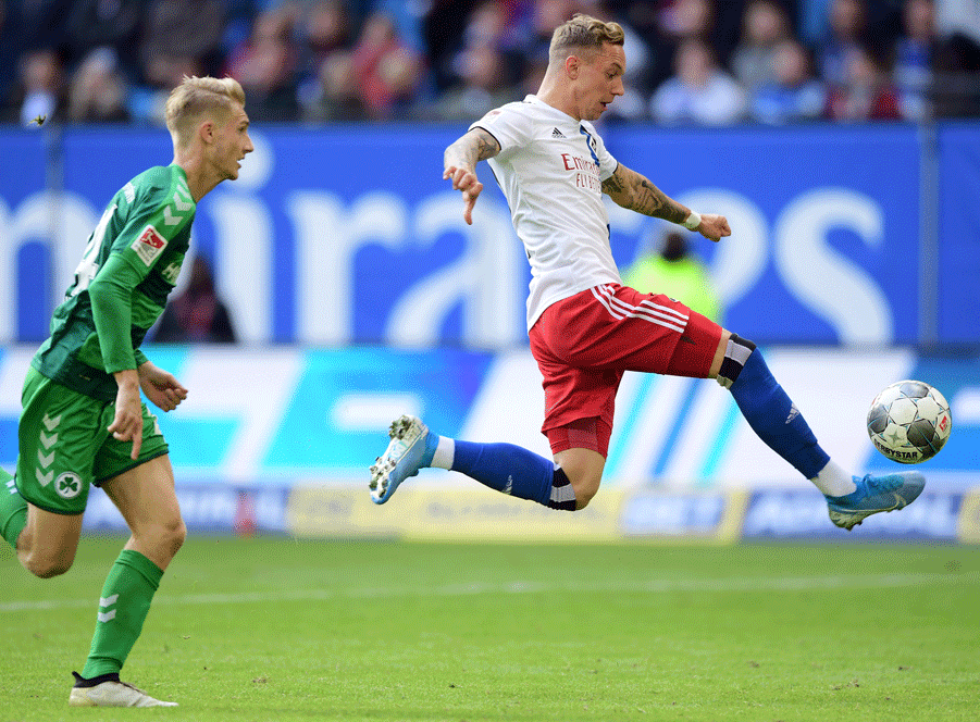 Sonny Kittel nimmt den Ball mit der Fußspitze herunter. 