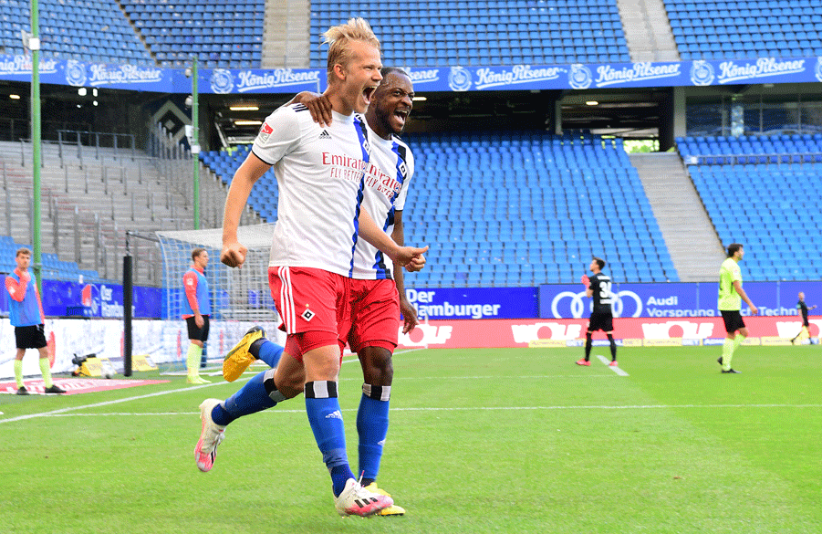 Die HSV-Torschützen der 1. Halbzeit bejubeln die 2:1-Pausenführung: Joel Pohjanpalo und David Kinsombi.