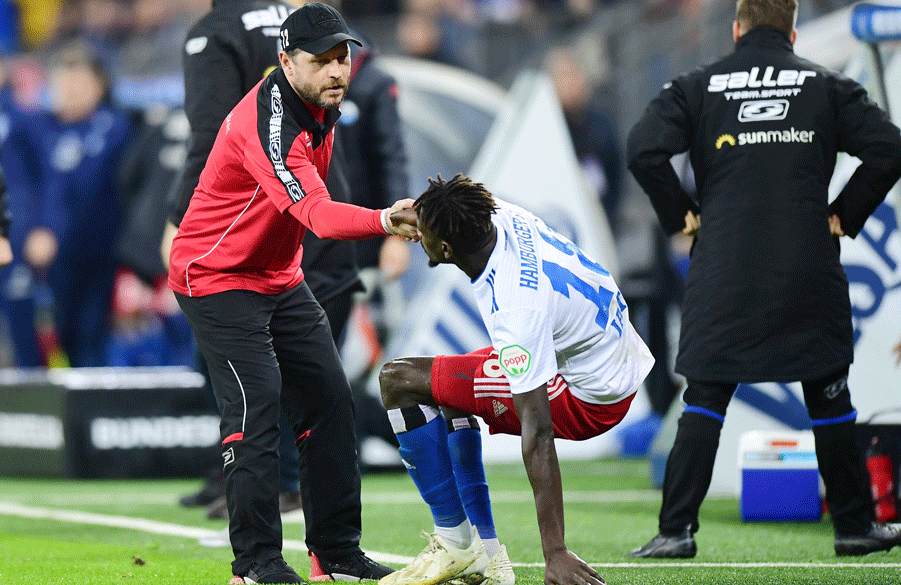 Paderborns Trainer Steffen Baumgart (hier im Ligaspiel mit HSV-Angreifer Bakery Jatta) lässt sein Team stets sehr offensiv agieren. Mit beachtlichem Erfolg!