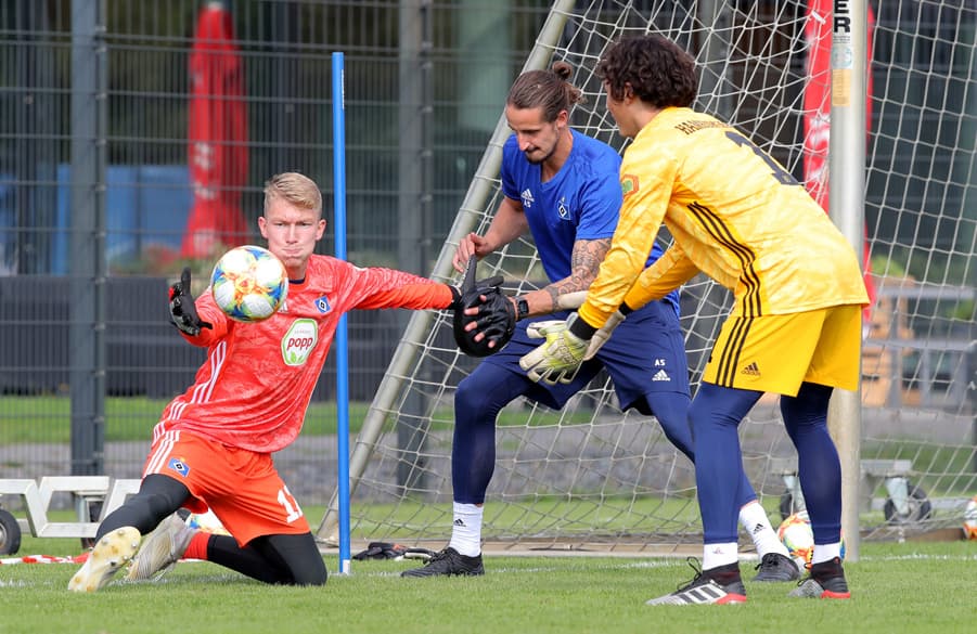 Arvid Schenk (Mitte), hier im Training mit den U21-Torhütern Joshua Wehking (links) und Kevin Harr (rechts) ist als Koordinator Torwarttraining und Torwarttrainer der U21 im Campus tätig.