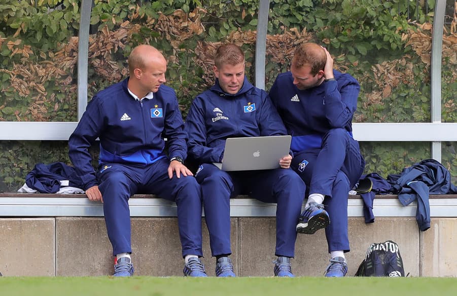 Bereits in der Halbzeitpause kann Sören Quittkat (Mitte, hier mit dem Trainerteam der U17) den NLZ-Trainern anhand der Spielszenen Tipps für die zweite Hälfte mit auf den Weg geben.