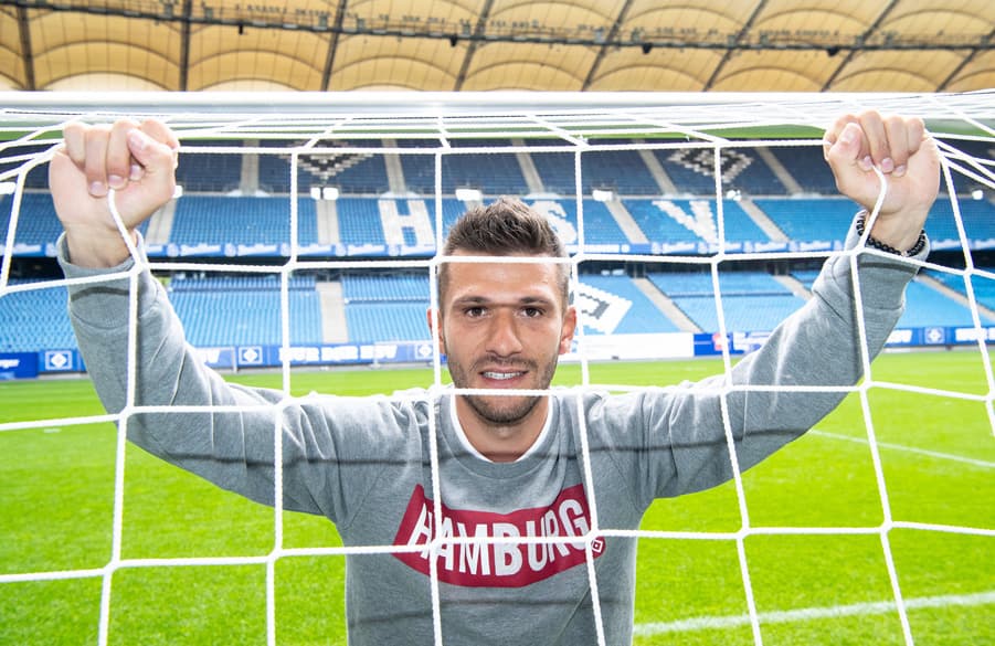Der 1,88 Meter große Keeper Heuer Fernandes im Volksparkstadion.
