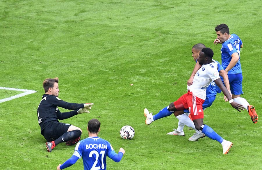 Narey grätscht gegen VfL-Keeper Riemann.